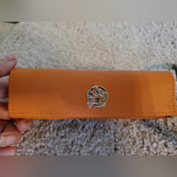 TORY BURCH Sunglasses, case & goldtone round hoop earrings set - Picture 13 of 14